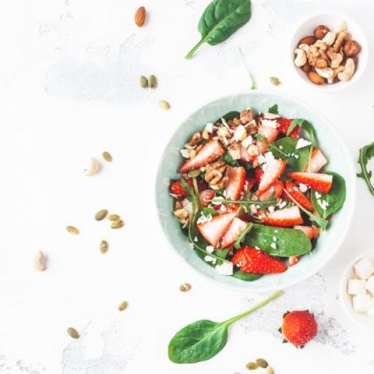 Photo de la recette Spinach salad with strawberries and goat cheese
